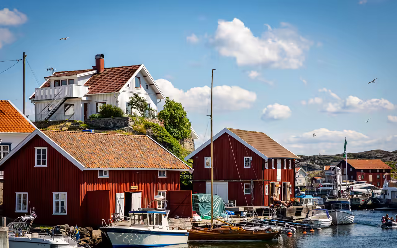 Ljust vardagsrum i en bostad till salu på SökHem